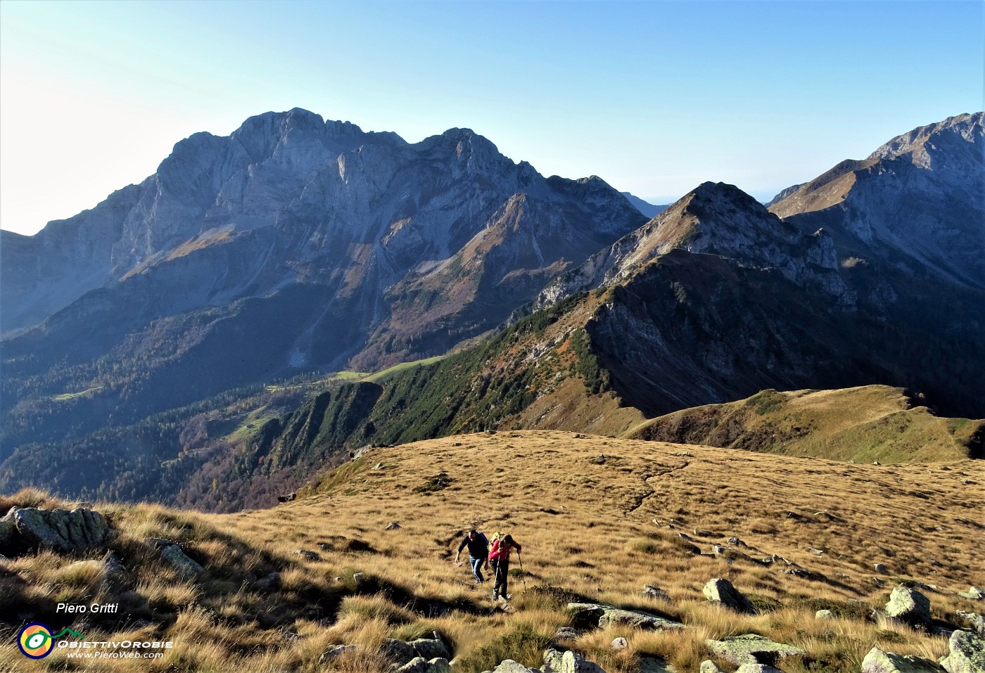 15 Sguardo indietro al percorso di salita dal Passo della Marogella...JPG -                                